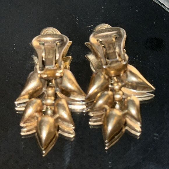 Vintage 50s/60s Trifari gold tone drop clip on earrings - Picture 2 of 5
